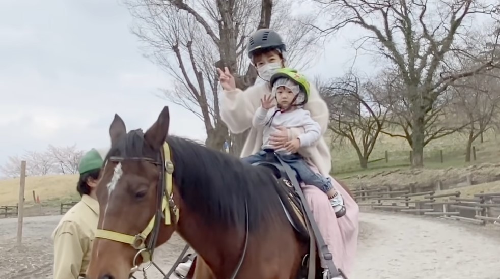 辻希美、伊香保グリーン牧場を楽しむ様子を動画で公開 視聴者「動物達と触れ合って楽しそう」